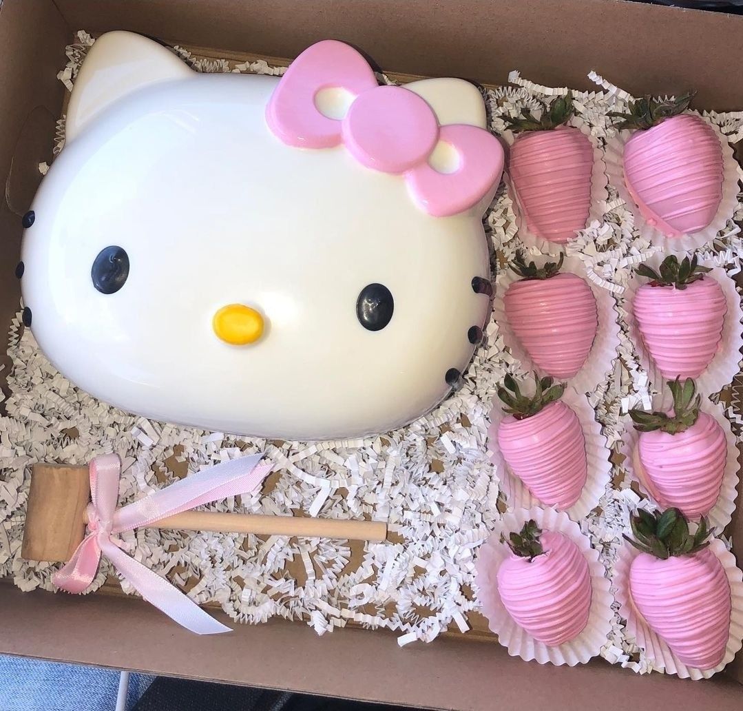 HELLO KITTY BREAKABLE CHOCOLATE FOR VALENTINE’s DAY