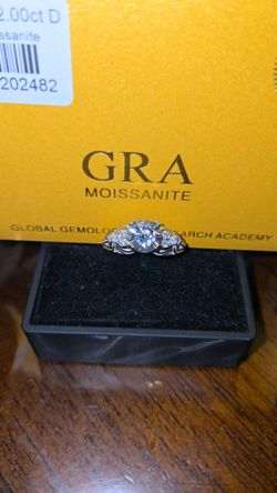 New size 8 Round 2ct Moissanite with heart shapes on the sides. Gold plated Sterling Silver 925. 