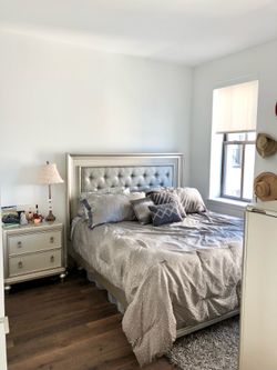 King Bedroom Set – Diva II (Bob’s Furniture) | Platinum/Silver