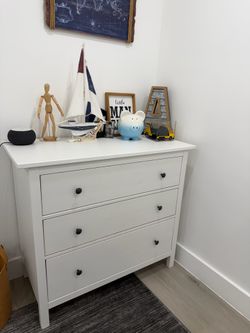 White  dresser GREAT CONDITION !!