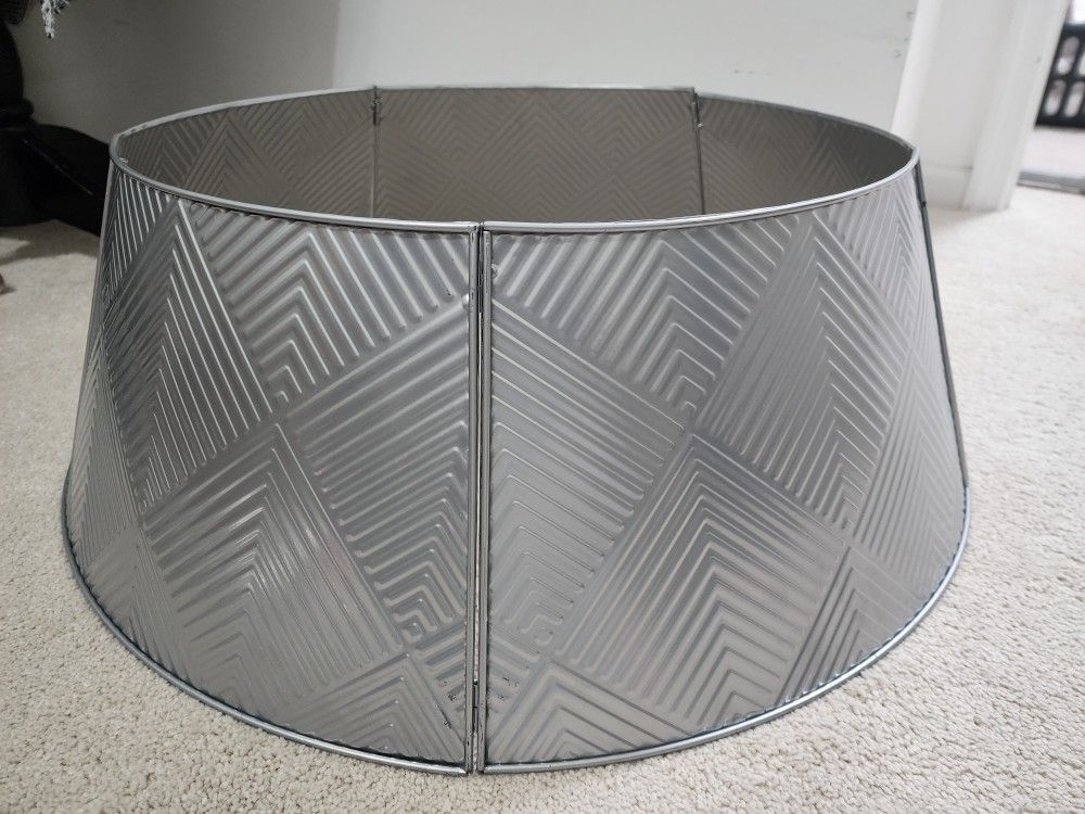 New 28" Brightever Silver Metal Christmas Tree Collar