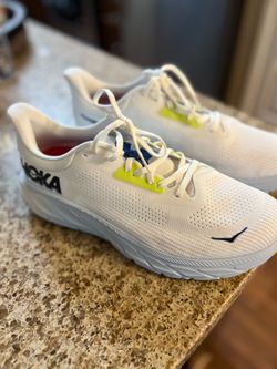BRAND NEW MENS 10 HOKA ARAHI 7