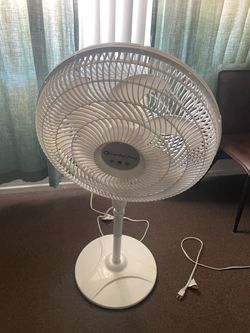 Comfort Zone White Oscillating Stand Fan