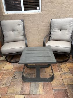Swivel /recliner patio set / Barely used INSIDE ( Palm Coast)