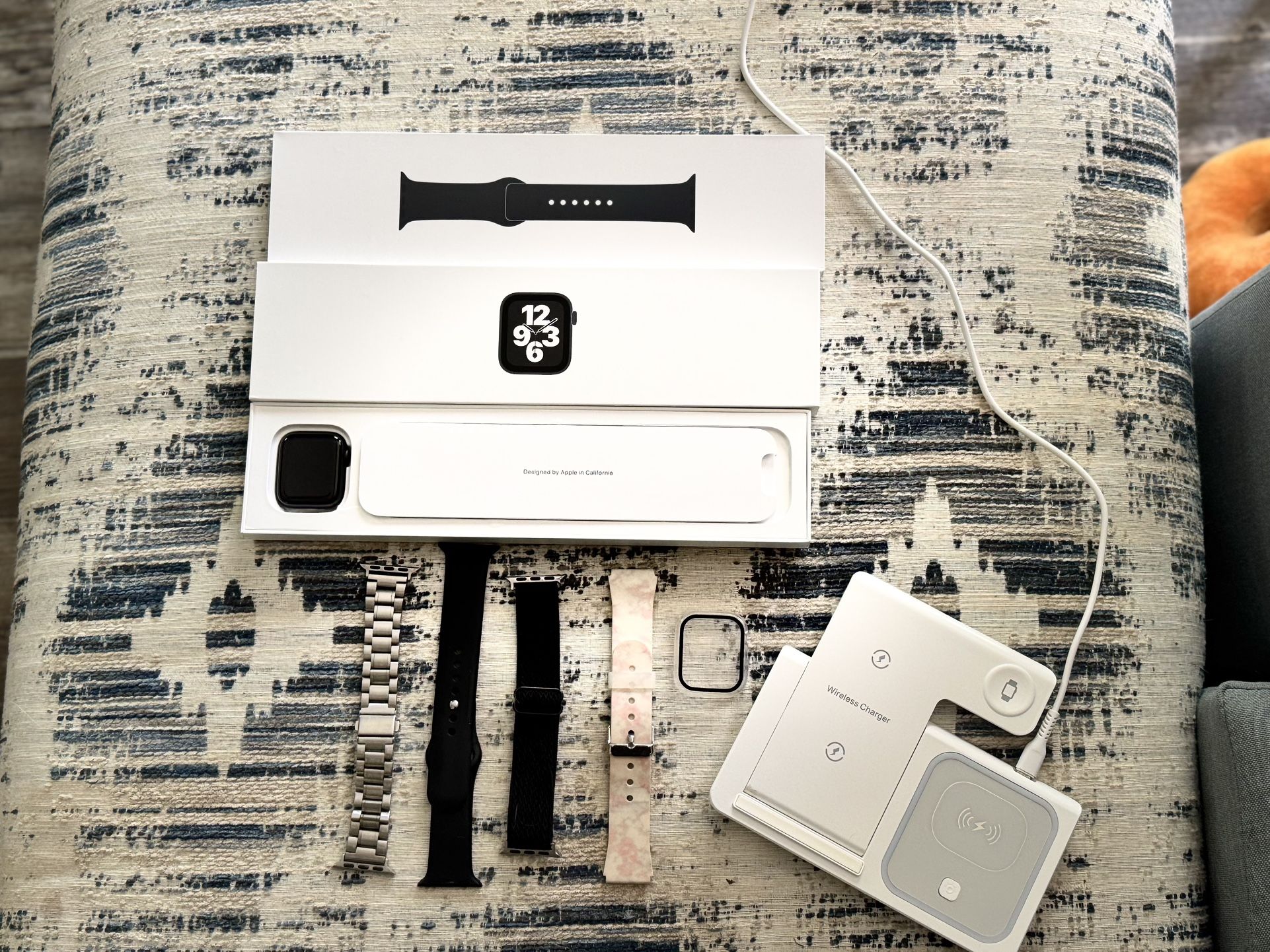 Apple Watch SE With Cellular (unlocked) Space Gray 40mm With Accessories 