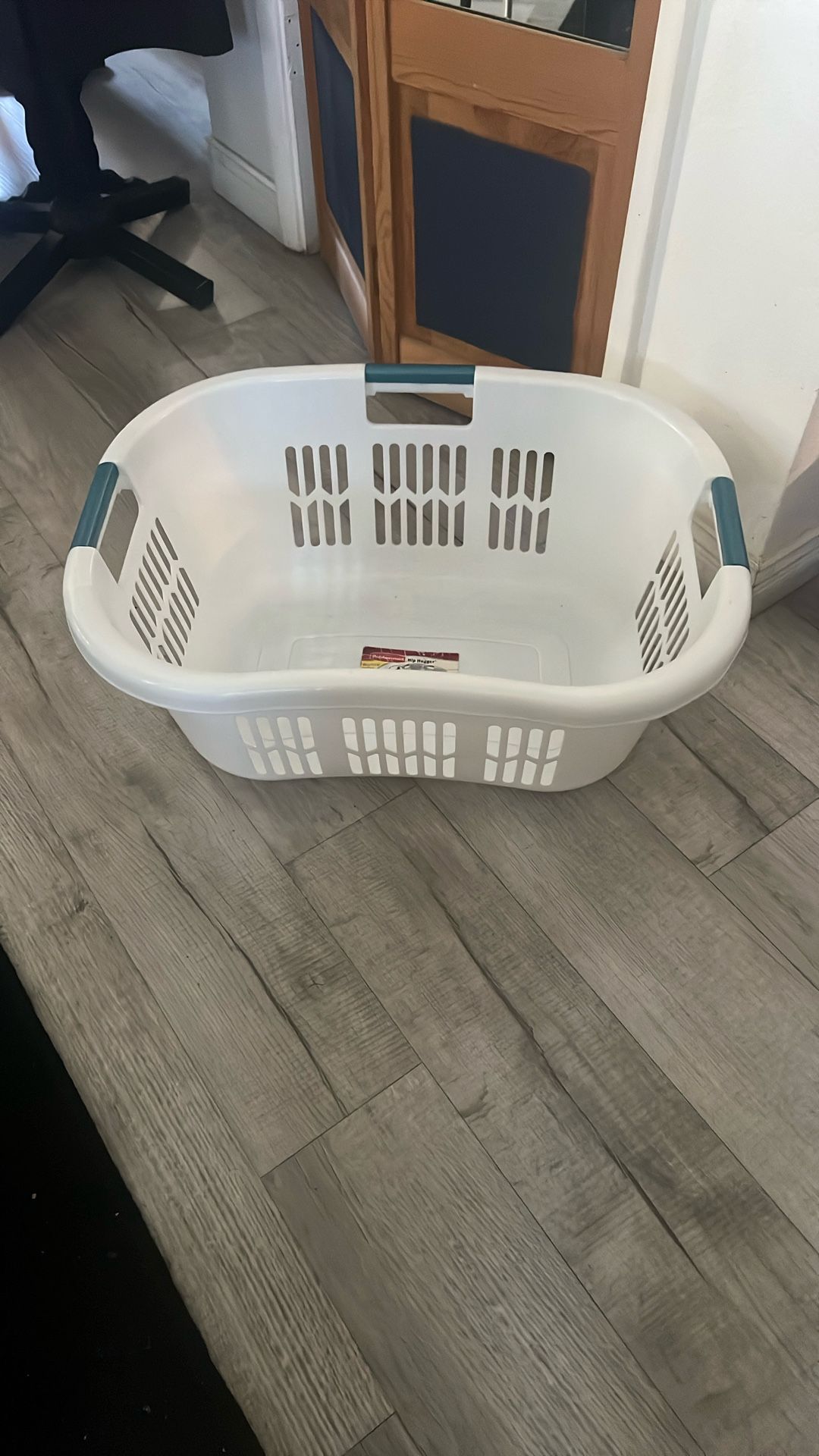 Rubbermaid Laundry Basket