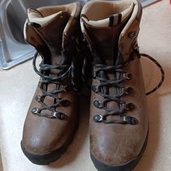 women's brown leather REI hiking boots size 6 worn 2 times 