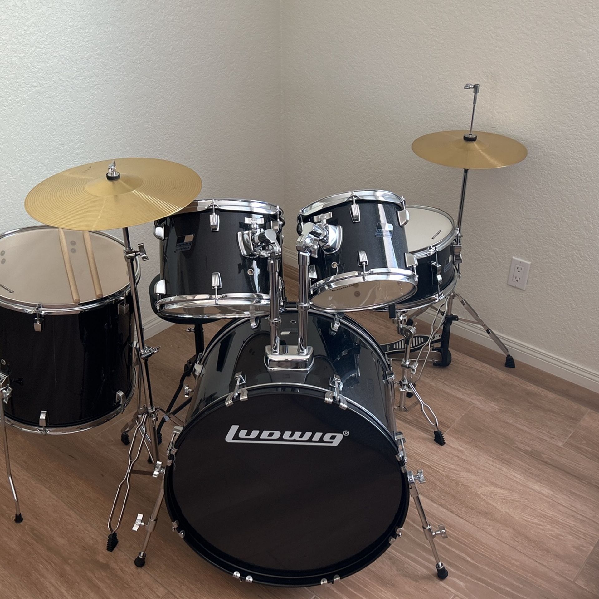 Ludwig Backbeat Complete 5-piece Drum Set - Like New