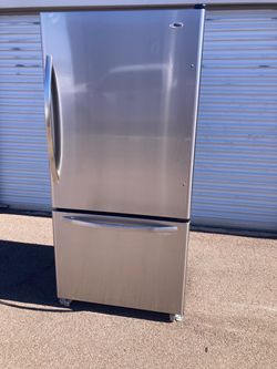 Amana bottom freezer in good condition, clean and nice, one month warranty, delivery available. Dimensions: W33-D31-H68