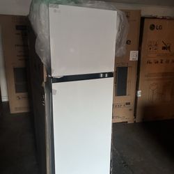 New LG 10 Cb Ft Refrigerator 