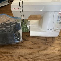 Singer Model 132q Featherweight Sewing Machine 