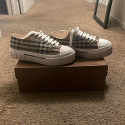 burberry shoes size 6,5-7 new