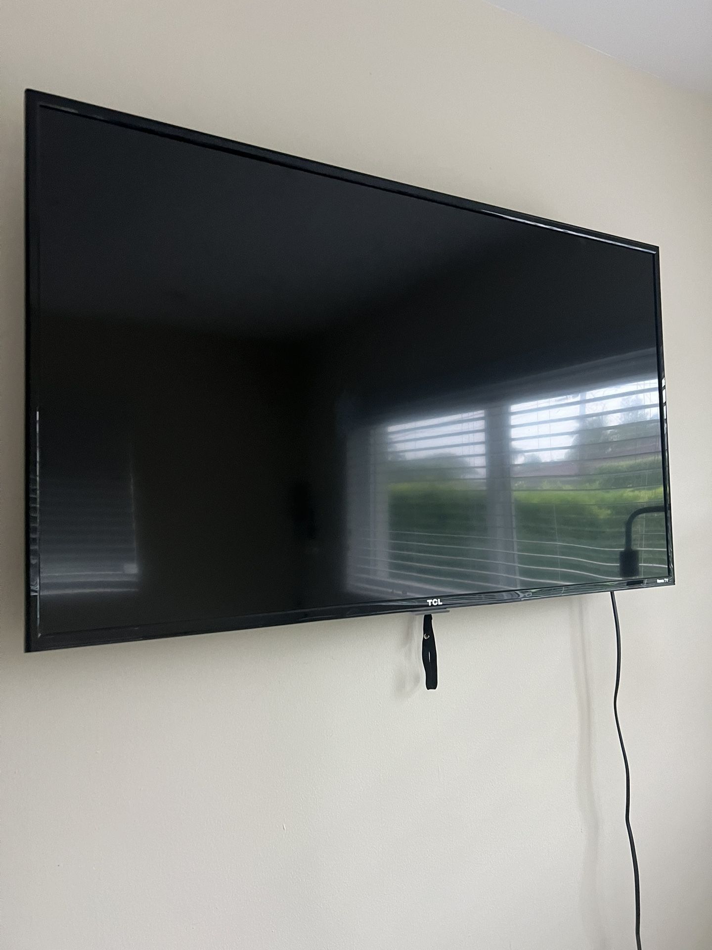 TCL Roku TV + TV wall mount