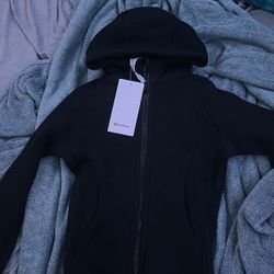 lululemon woman’s scuba hoodie (small)