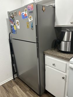 Selling a refrigerator in excellent condition Maytag $700