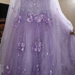 Vestido de quinceañera talla 8 con oso y almohada y banquete de flores y 2 coronas con algunas decoraciones en excelentes condiciones solo pago en efe