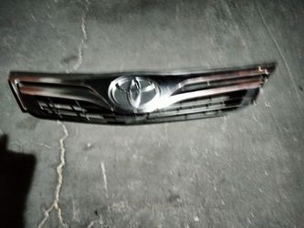 2012-2014 Toyota Camry complete Upper Grill with emblem OEM.