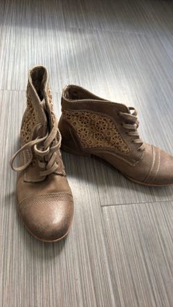 Cute women’s boots! Great shape! Olive green, size 8. Cash only. Pick up only.