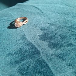 14k rose gold diamond Ring 2ct total 6.5 size