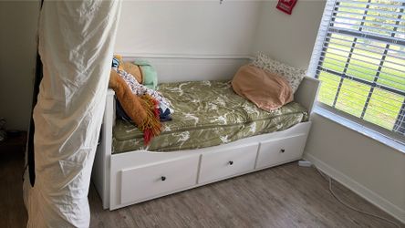 Twin day bed