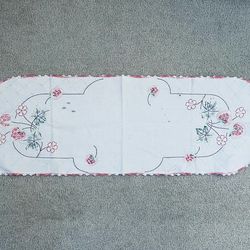 35”x12” Beautiful Vintage Hand Embroidered Strawberry Scarf / Doily