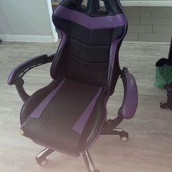 good gaming chair wit leg stand 