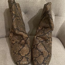 Free People Womens Snakeskin Pattern Boots size 39 pre-owned