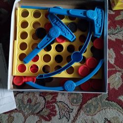 Juego De Mesa En Buenas Condiciones $5