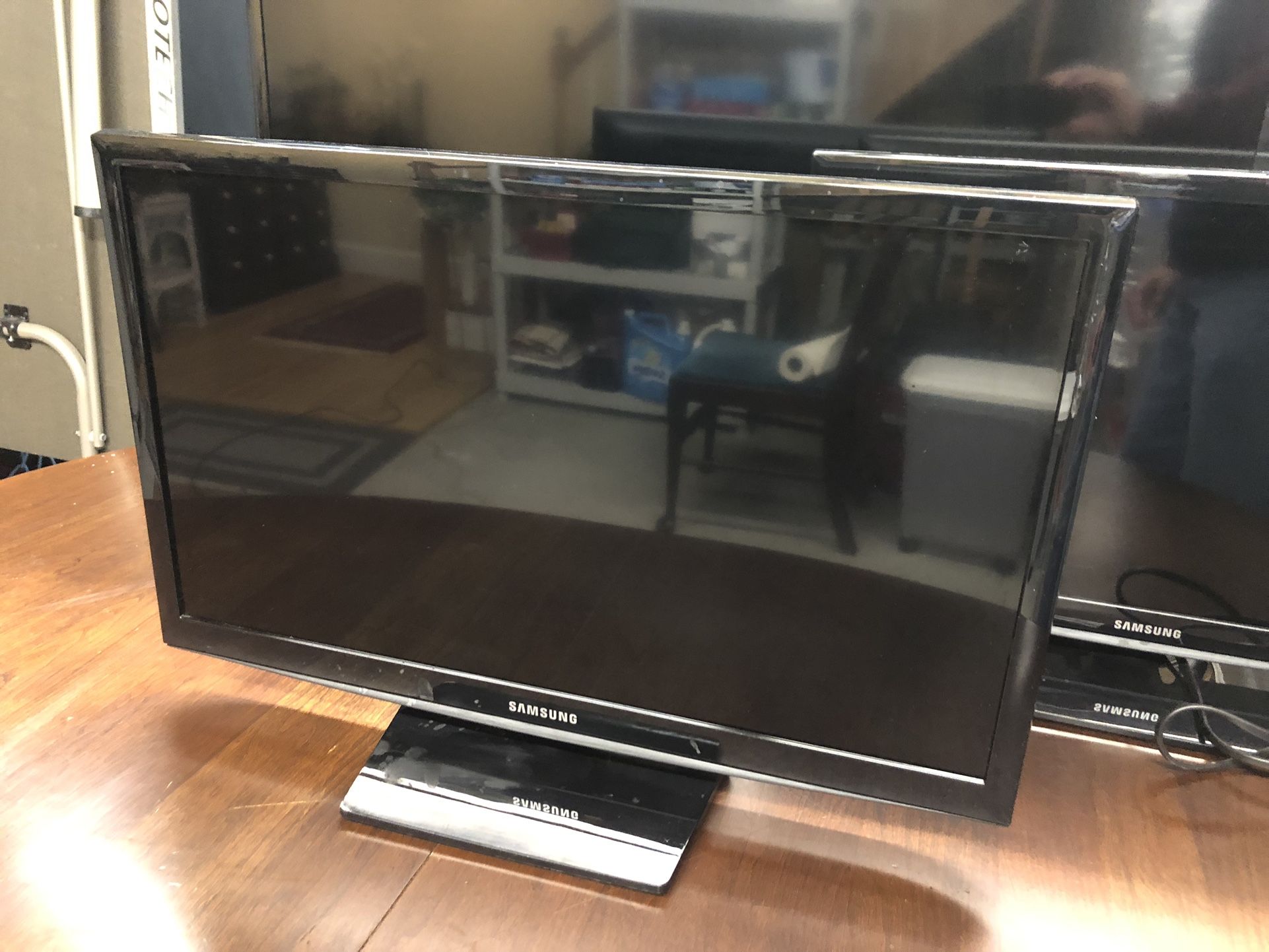 2 Samsung 24” LED TVs (T24D310NH)