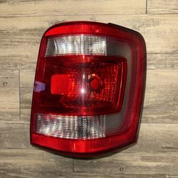 2008 to 2012 Ford Escape Right Passenger RH Side Tail Light OEM U8639 DW