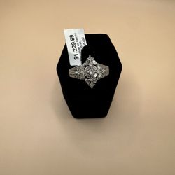 10k White Gold Diamond Ring 