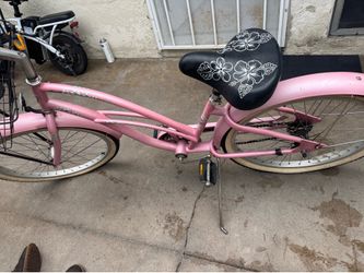 Beach cruiser bike good condition brand new tires. It needs air.