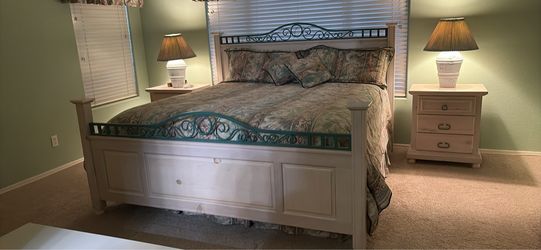 King size bed and 1 night stand