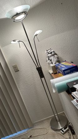 🌟 Modern Brushed Steel Floor Lamp – 3-Light Multi-Head (Adjustable)