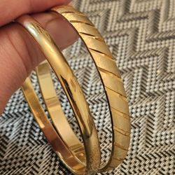 VINTAGE 80'S GOLD TONE DIAGONAL STRIPED MONET BANGLE BRACELETs. 