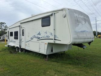 2006 Montana 33’ 5th wheel 3 Slideouts genset ac livable
