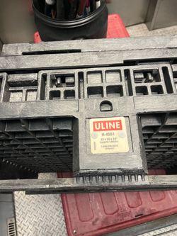 Uline H-4051 Plastic Pallet 32x30x34