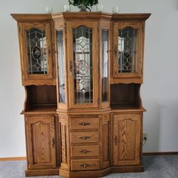 Beautiful Oak China Cabinet/hutch