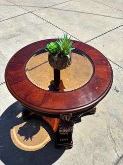 Beautiful good condition Vintage round coffee table 26 x 26 x 22“