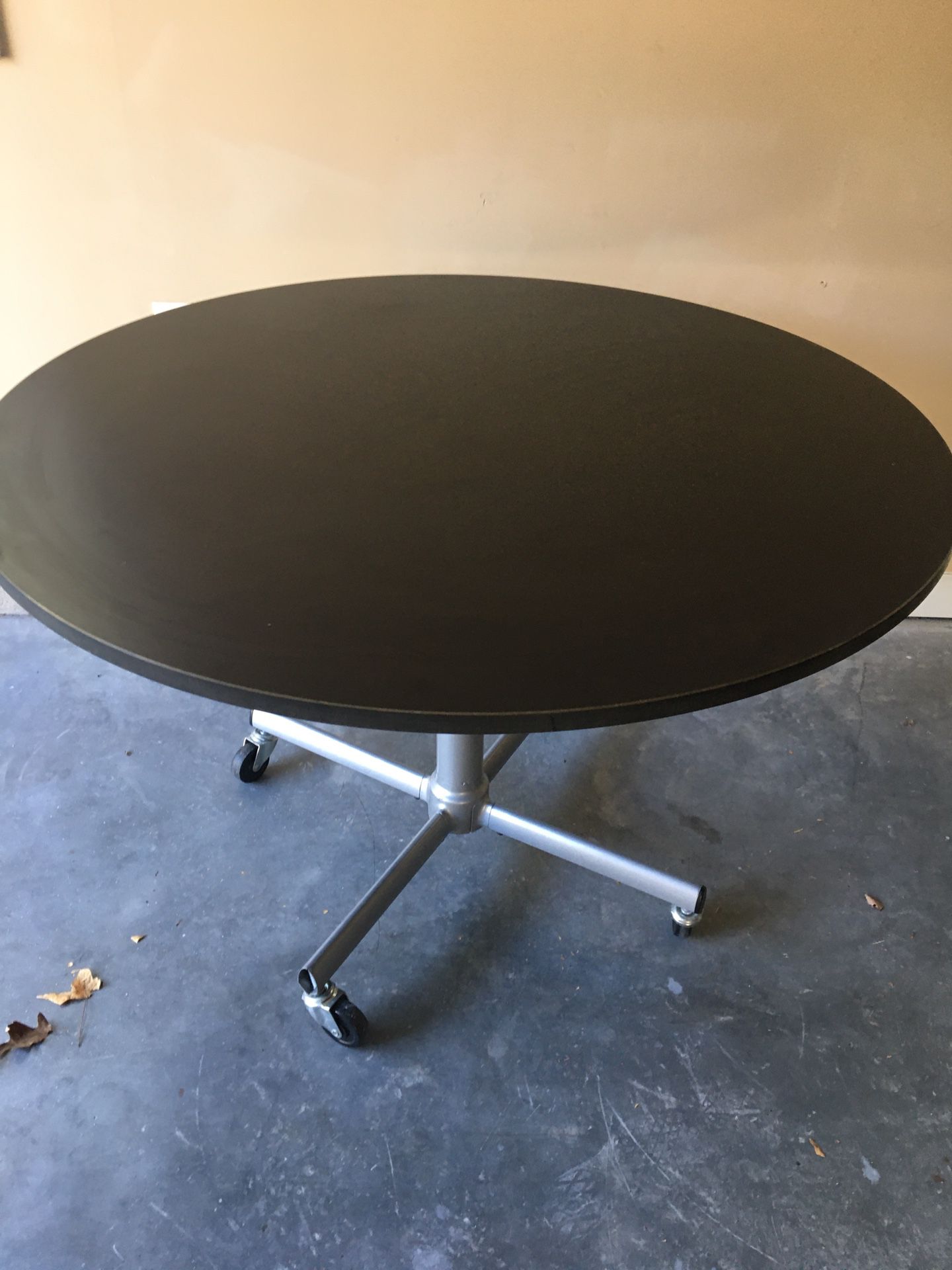 Kitchen Table 48” black top round