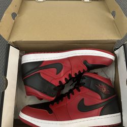 Jordan 1 Mids Red & Black