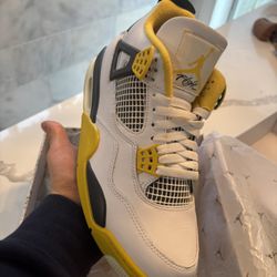Jordan 4 Vivid Sulfur