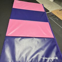8' X 4' X 2" Great Condition Gymnastics mat