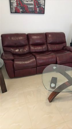 Sofá de leather rojo con tres mesas y cuadro