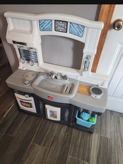Step 2 kitchen play set with utensils