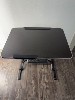 Adjustable height and angle portable desk/table