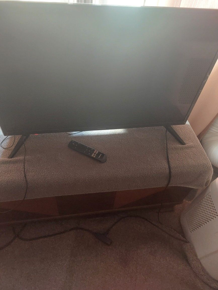 Toshiba 32" SMART TV With Remote And Antenna