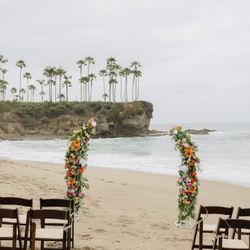 Handmade Beach Wedding Floral Arch – Vibrant & Coastal-Inspired 🌸
