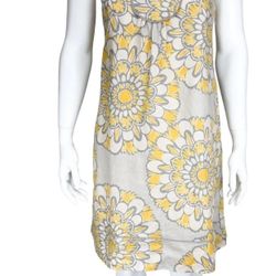 A breezy dress in airy linen with a sunny exploded floral print and matching piping.
