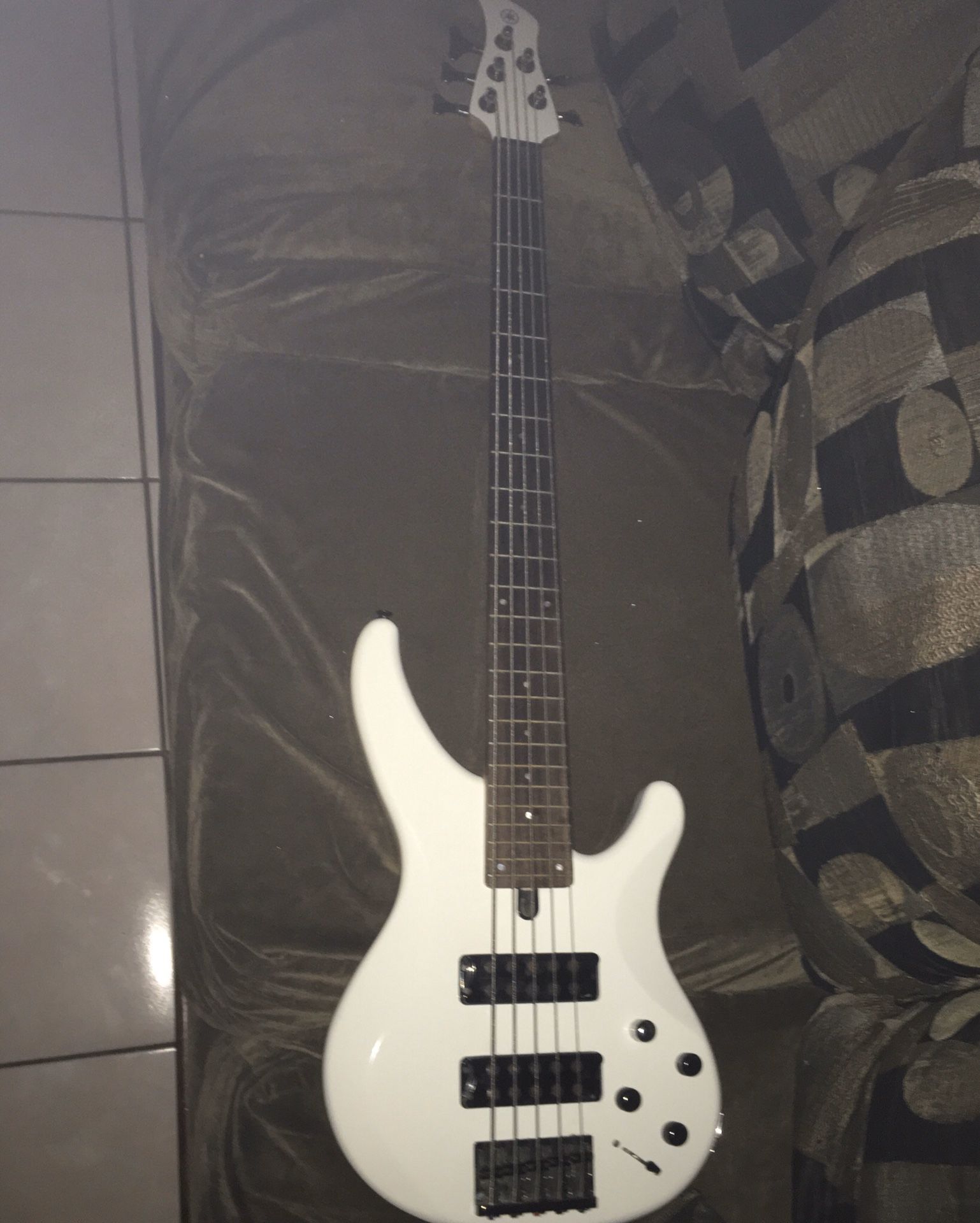 Yamaha Tbrx305 5 String bass